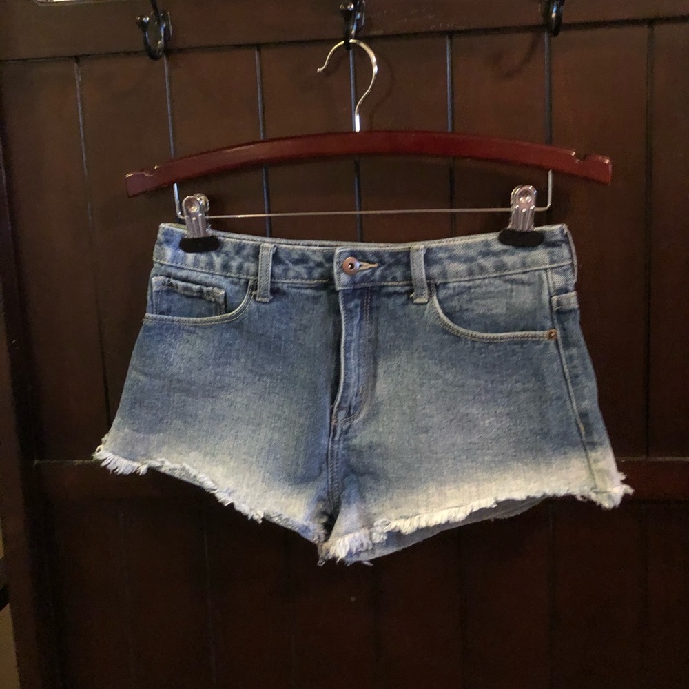 FOREVER 21 Raw Hem Detail Denim Shorts 27